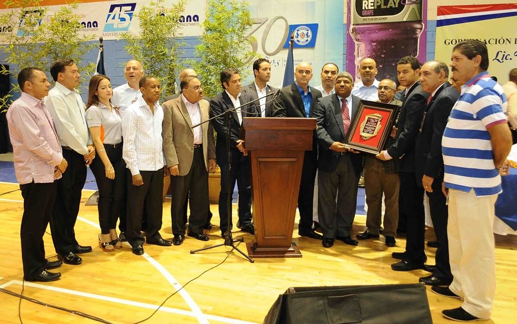 Dilone Ovalles y Fulgenio María Capellán entregan una placa dedicada al Ministerio de Educación que recibe Carlos Amarante Baret García